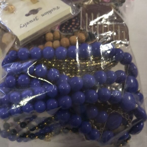 Mystery Jewelry Bag lot 121 - Picture 5 of 6